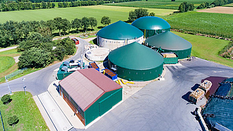 Biogasanlage mit Getreidefeld im Vordergrund