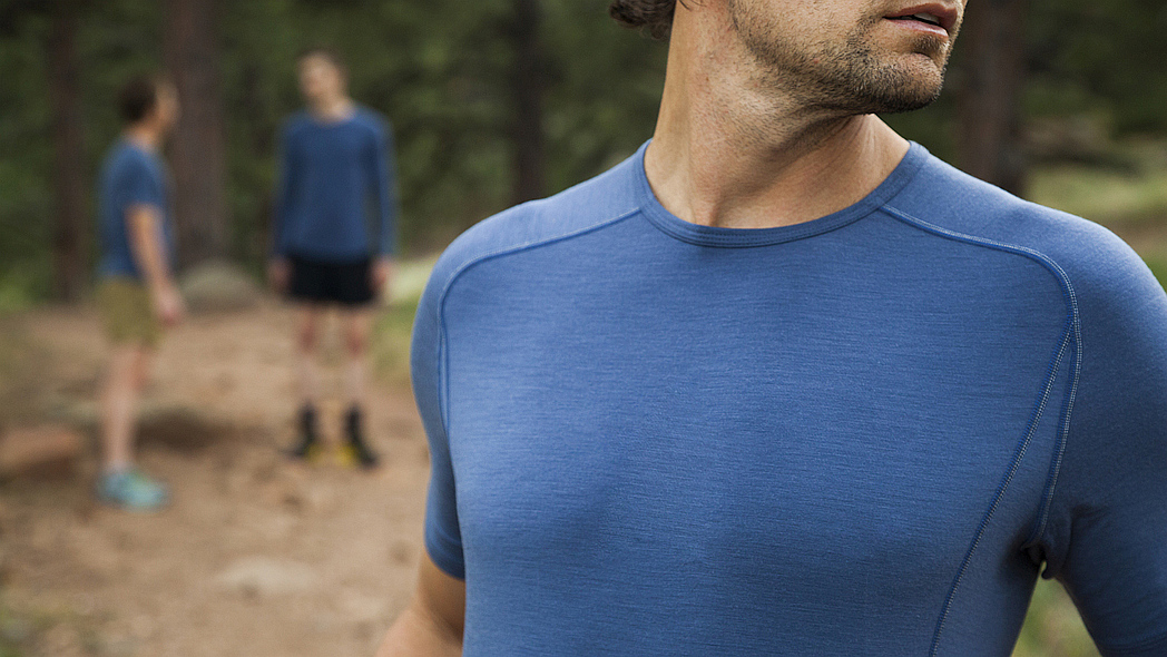 Ein Sportler in blauem Merino-T-Shirt.