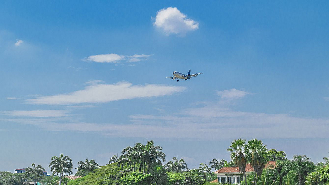 Flugzeug über tropischer Landschaft.