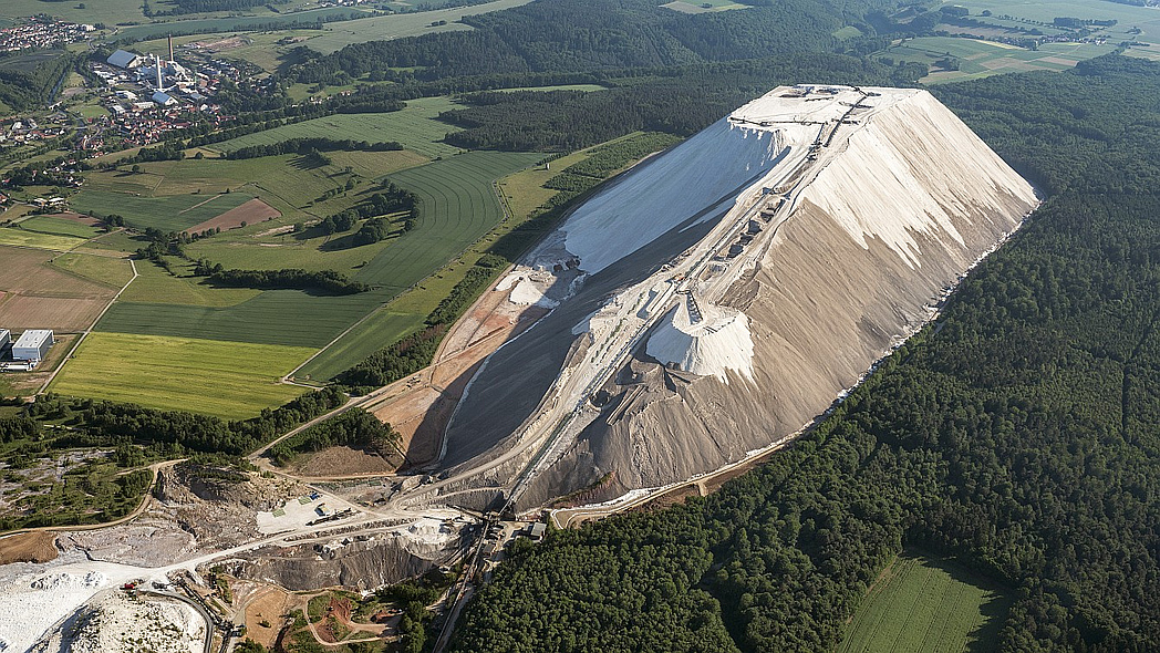 Luftaufnahme einer großen Abraumhalde aus dem Kalibergbau