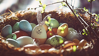 Bunt bemalte Ostereier in einem Osternest.