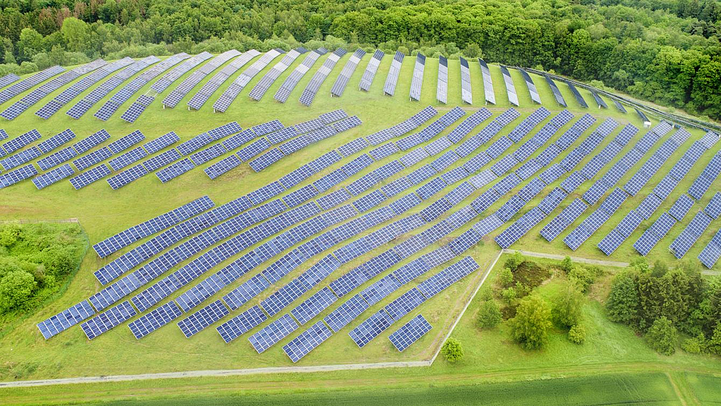 Luftbild einer Solaranlage auf freiem Feld 