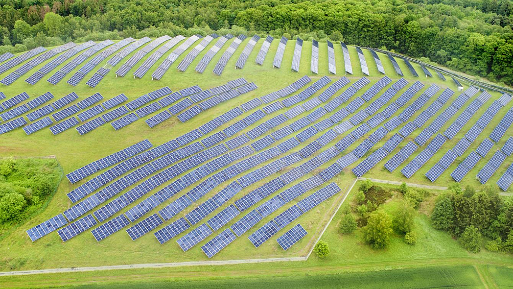 Luftbild einer Solaranlage auf freiem Feld