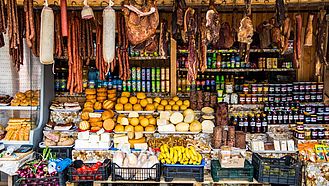 Rumänischer Marktstand mit Lebensmitteln