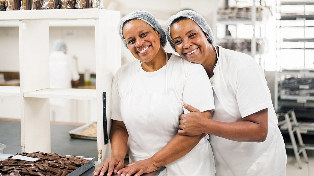 Zwei Frauen in einer Schokoladenmanufaktur.