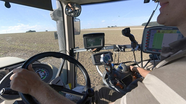 Fendt Traktor mit Horsch Pronto 6 DC beim Raps drillen. Aufnahme des Fahrers während des Drillens.