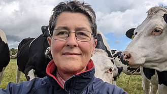 Portrait von Kirsten Wosnitza Landwirtin Wosnitza auf der Weide vor ihren Milchkühen
