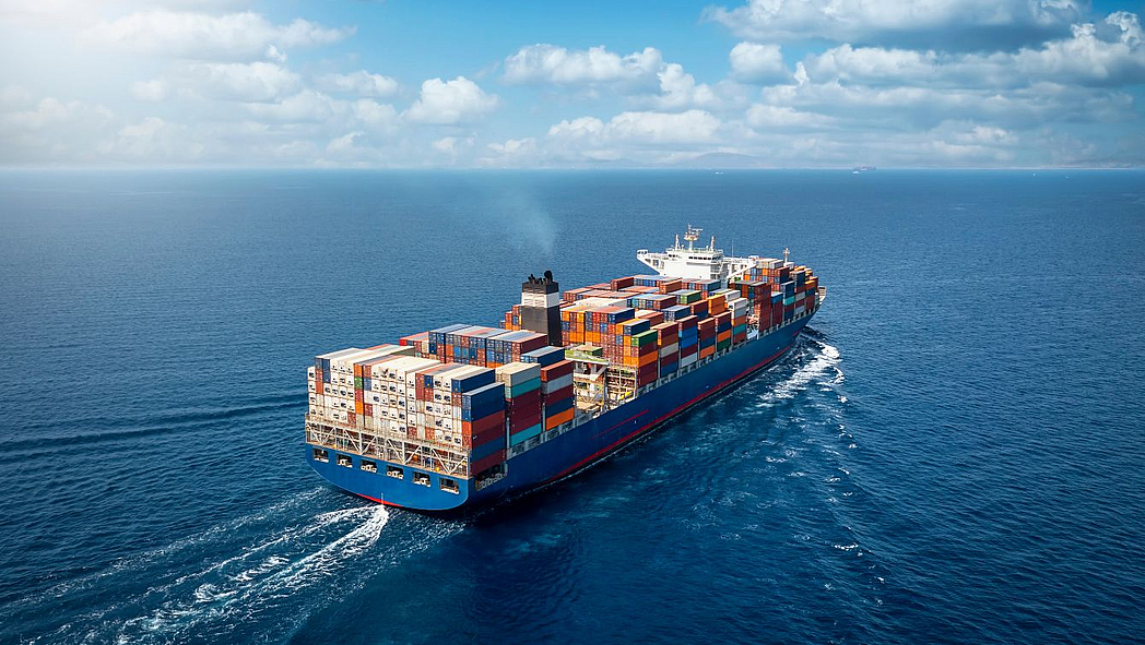 Luftaufnahme eines großen Cargo-Schiffs auf See