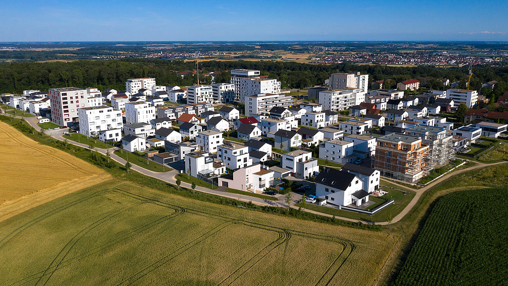Luftaufnahme eines Neubauviertels in ländlicher Umgebung