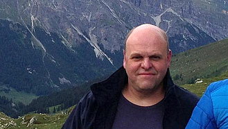 Porträtfoto Porträtfoto eines Mannes vor Bergen im Hintergrund