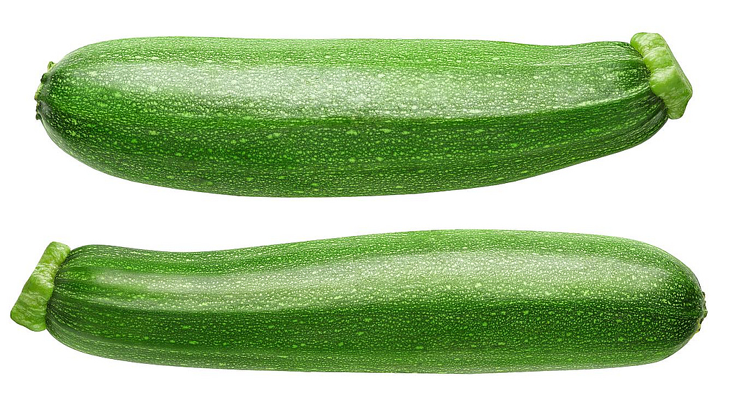 Zwei Zucchinis freigestellt vor weißem Hintergrund