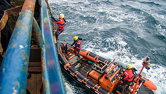 BLE Kontrolleure setzen im Nordatlantik zur Kontrolle auf Trawler über