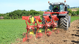 Traktor mit 4-Schar Anbau-Drehpflug