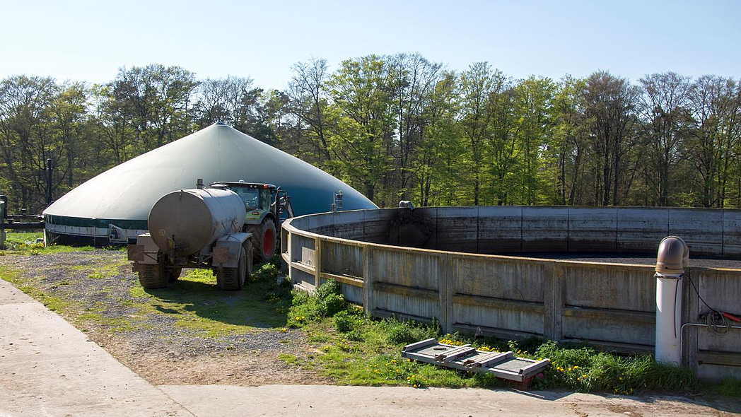 Güllelager mit Biogasanlage