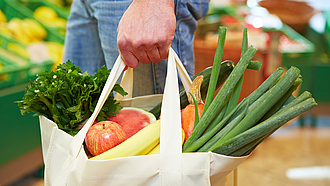 Einkaufstasche mit Gemüse und Obst