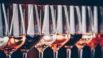 Eine Reihe Weingläser gefüllt mit verschiedenen Weinen