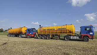 Gülletransport mit LKW zum Feldrand
