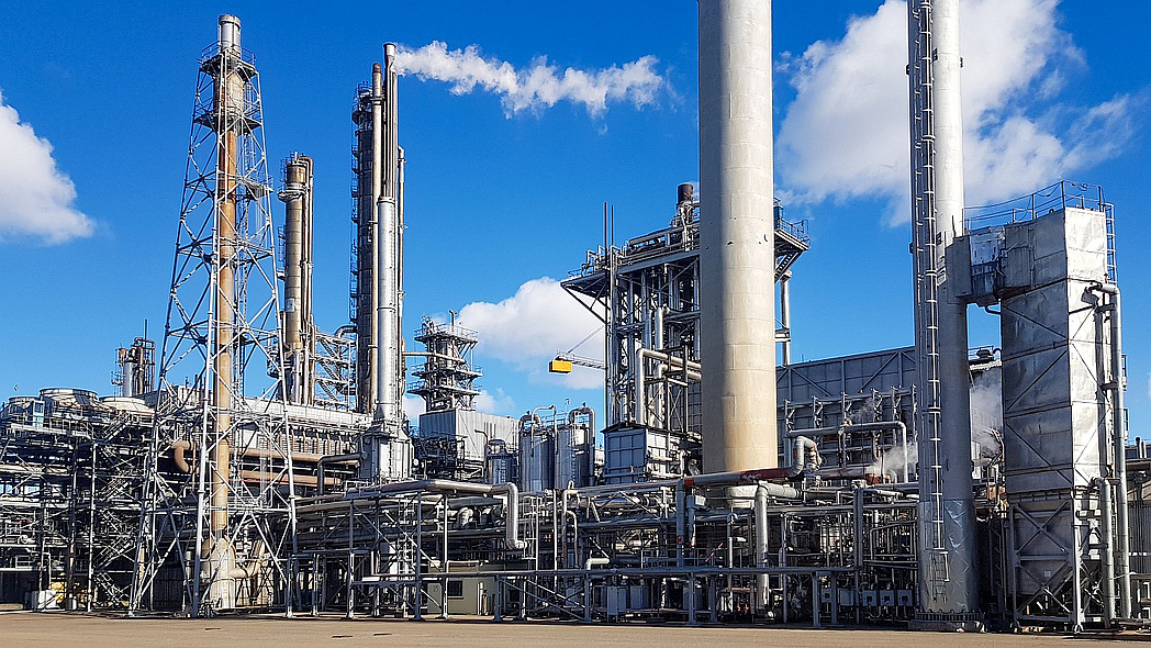 Große Chemieanlage mit Rohrleitungen und Türmen zur Herstellung von Ammoniak