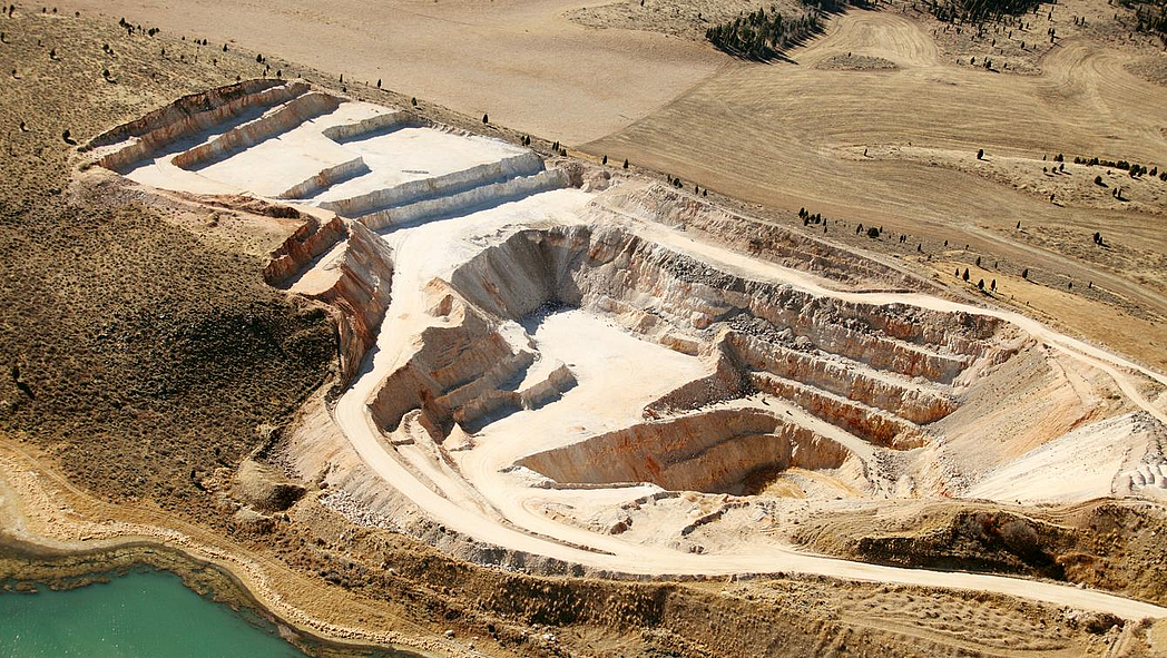 Luftbild einer Phosphatmine