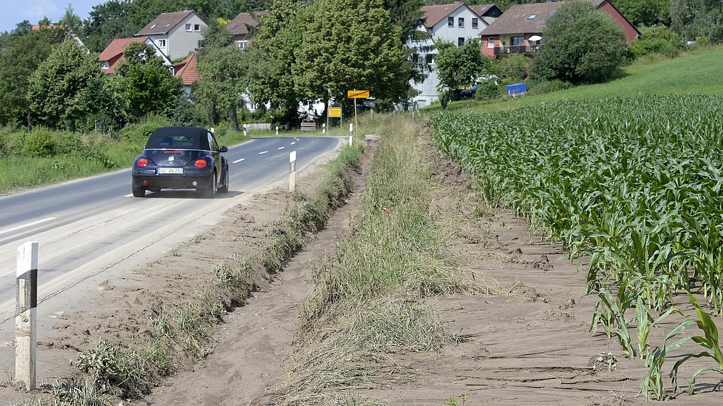 Erosion auf einem Maisfeld entlang der Straße