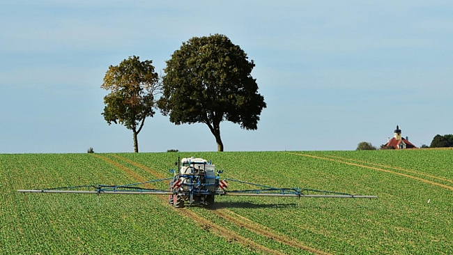 Fendttraktor mit Lemken Anbauspritze im Einsatz - Fungizidbehandlung von Winterraps im Herbst