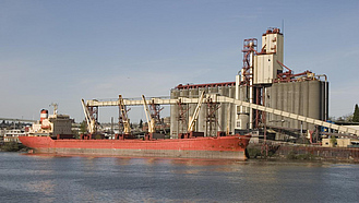 Getreidefrachter im Hafen