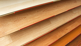 Regal mit Platten aus verschiedenen Hölzern Regal mit Platten aus verschiedenen Hölzern