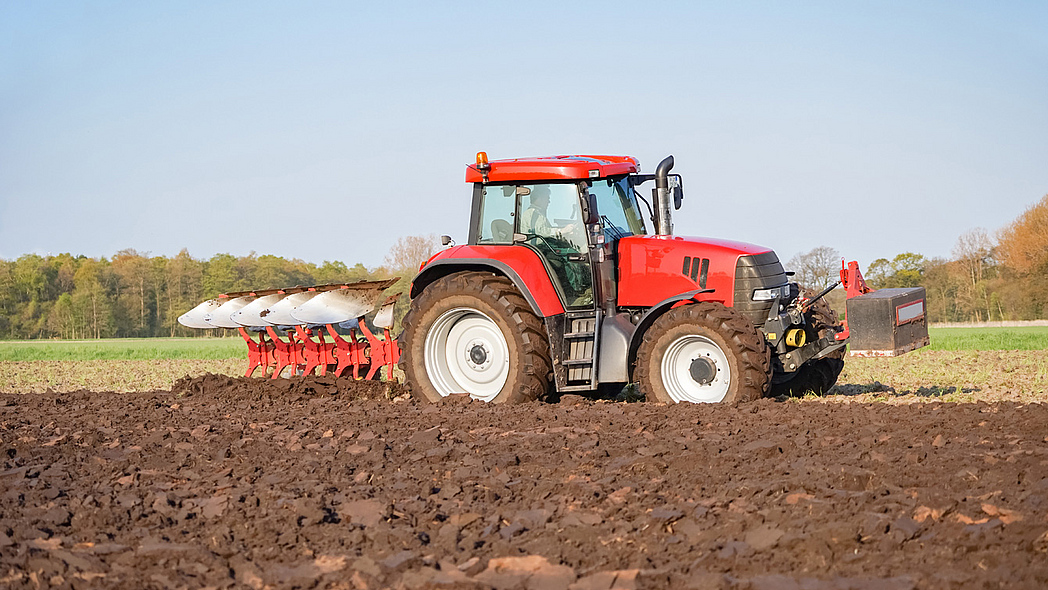 Traktor auf dem Acker und pflügt