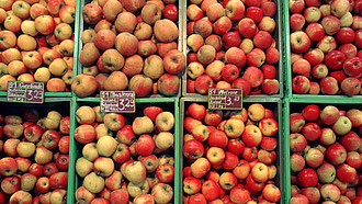 Äpfelsortiment in Kisten mit Preisschildern