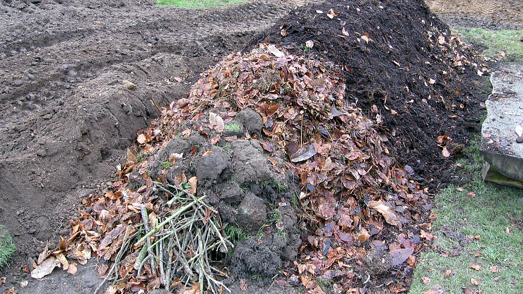 Das Bild zeigt die verschiedenen Schich-ten eines Hügelbeets.