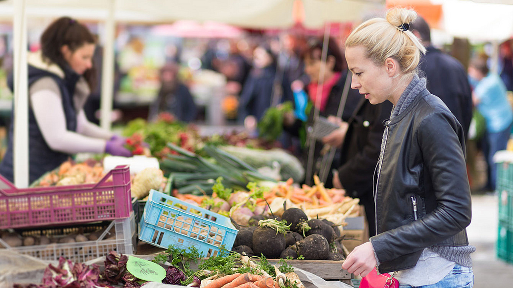 Verbraucherin am Marktstand