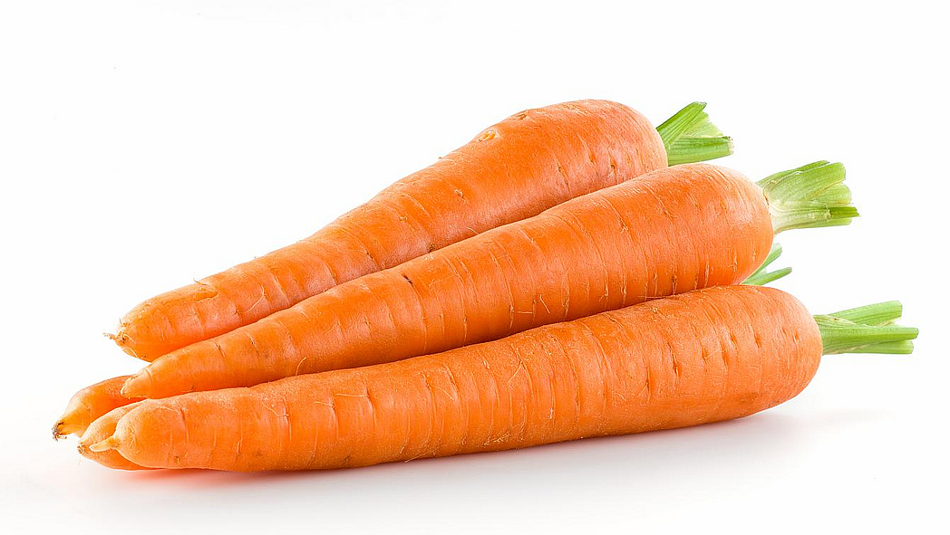 Einige Karotten auf einem Haufen vor weißem Hintergrund