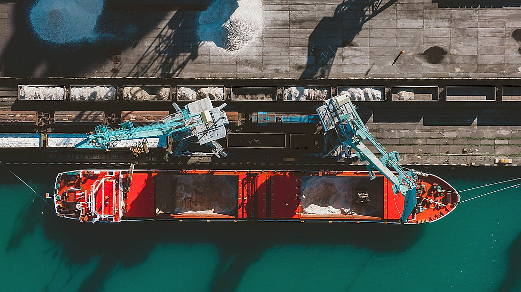 Frachtschiff beim Entladen von Düngemitteln im Hafen